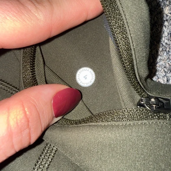 lululemon (4) Green Leggings with Slip Pockets and Back Zipped Pocket - Picture 6 of 6